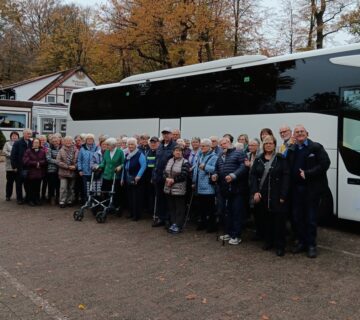 Eine Gruppe von Senioren vor einem Reisebus