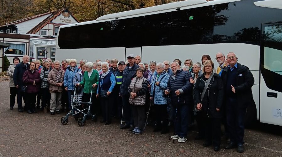 Eine Gruppe von Senioren vor einem Reisebus