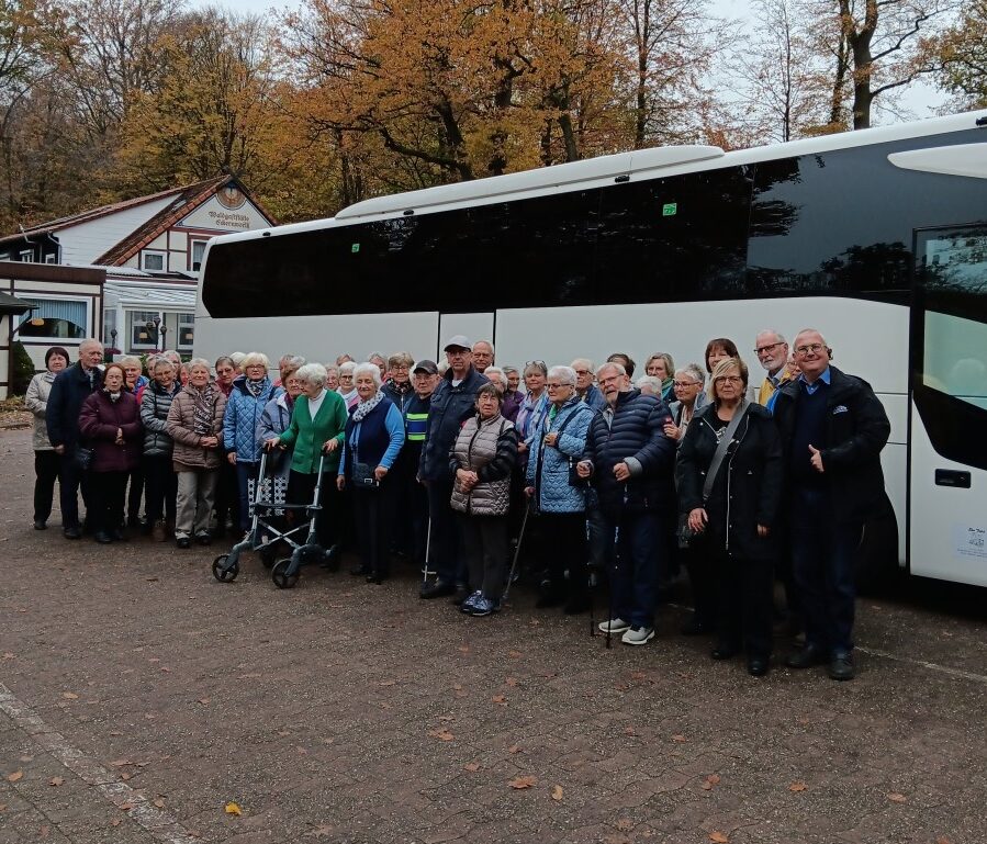 Eine Gruppe von Senioren vor einem Reisebus