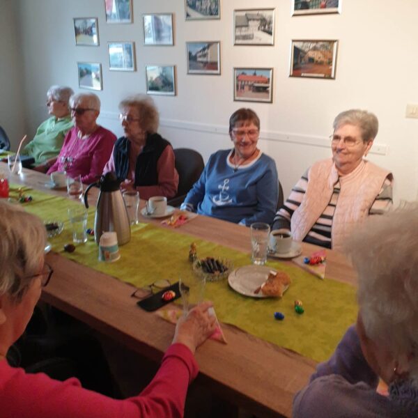 Mehrer Frauen sitzen an einem langen Tisch