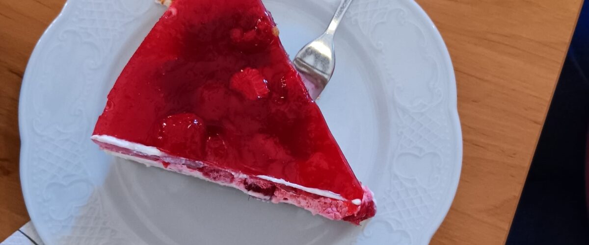 Ein Stück Erdbeerkuchen auf einem Teller