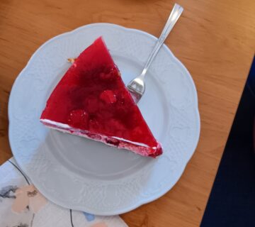 Ein Stück Erdbeerkuchen auf einem Teller