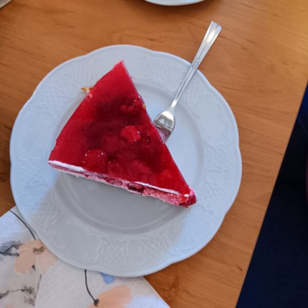Ein Stück Erdbeerkuchen auf einem Teller