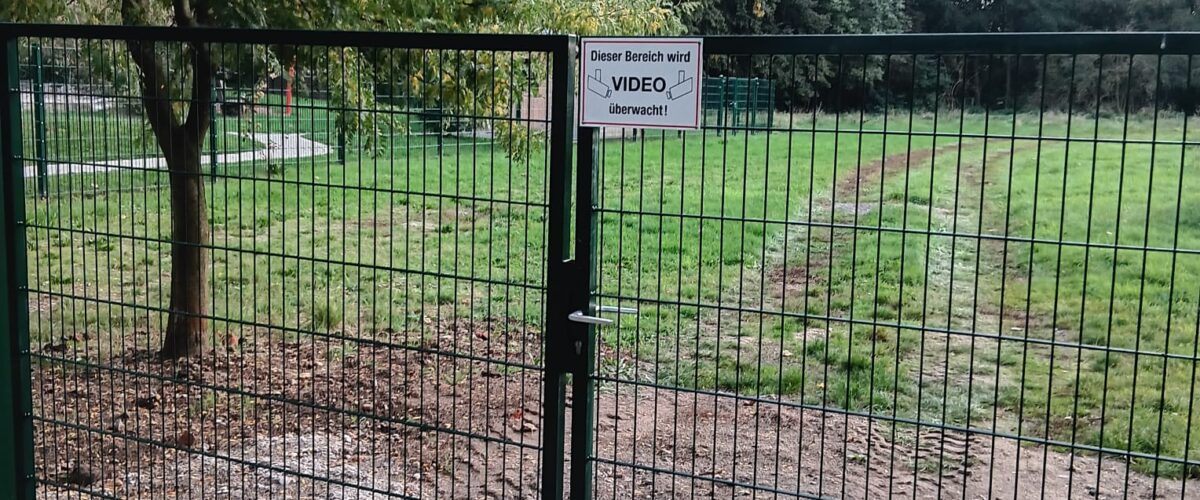 Ein Tor aus Stabmatten vor einer Wiese