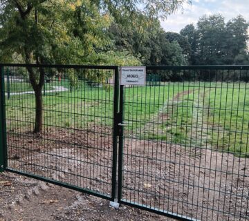 Ein Tor aus Stabmatten vor einer Wiese