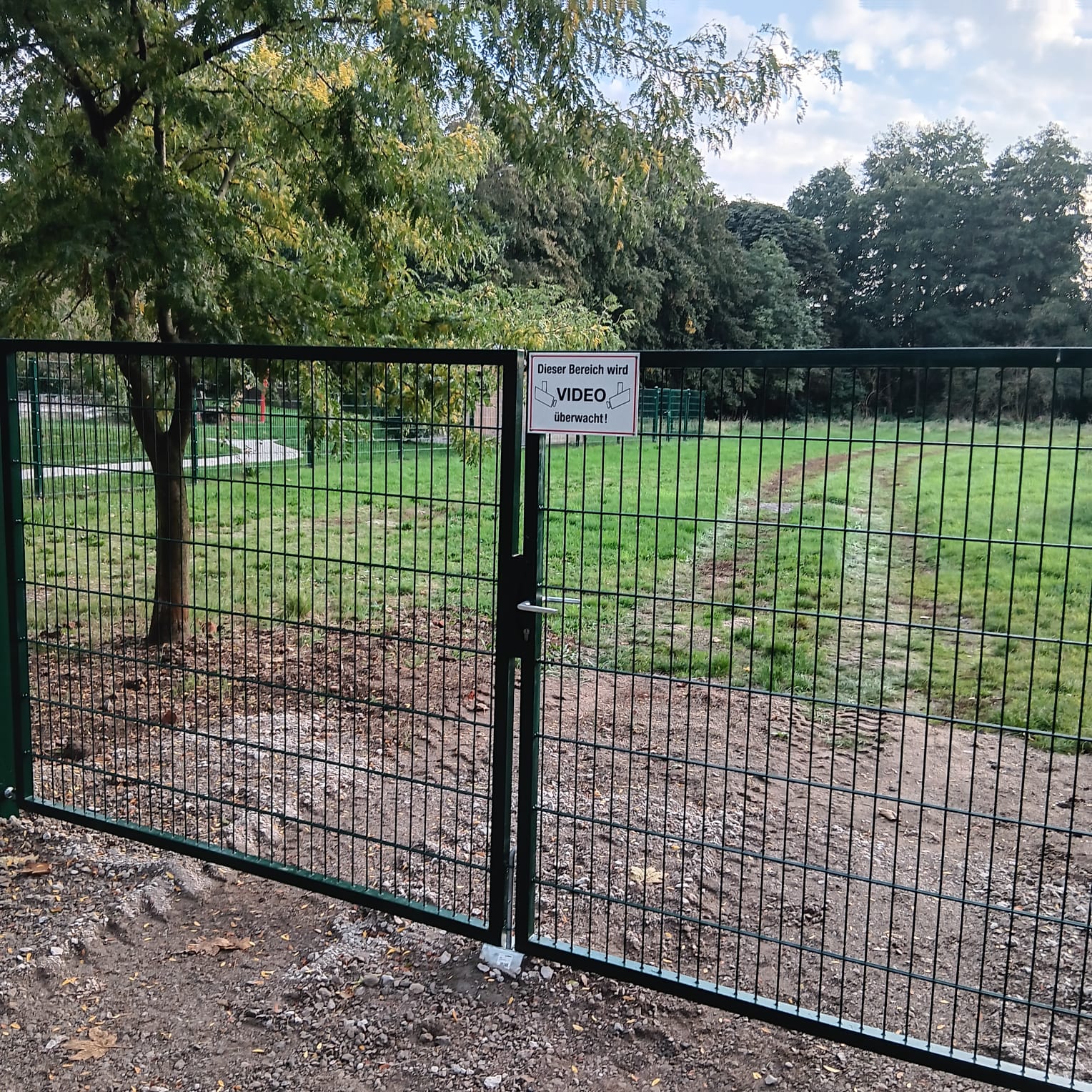 Ein Tor aus Stabmatten vor einer Wiese
