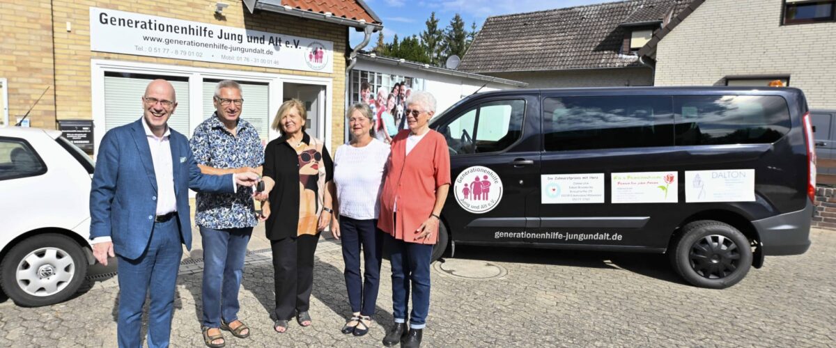 2 Männer und 3 Frauen stehen vor dem Vereinsbus der Generationenhilfe
