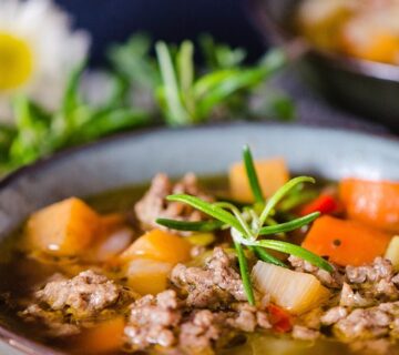 Eine Suppenschüssel mit Hackfleischsuppe