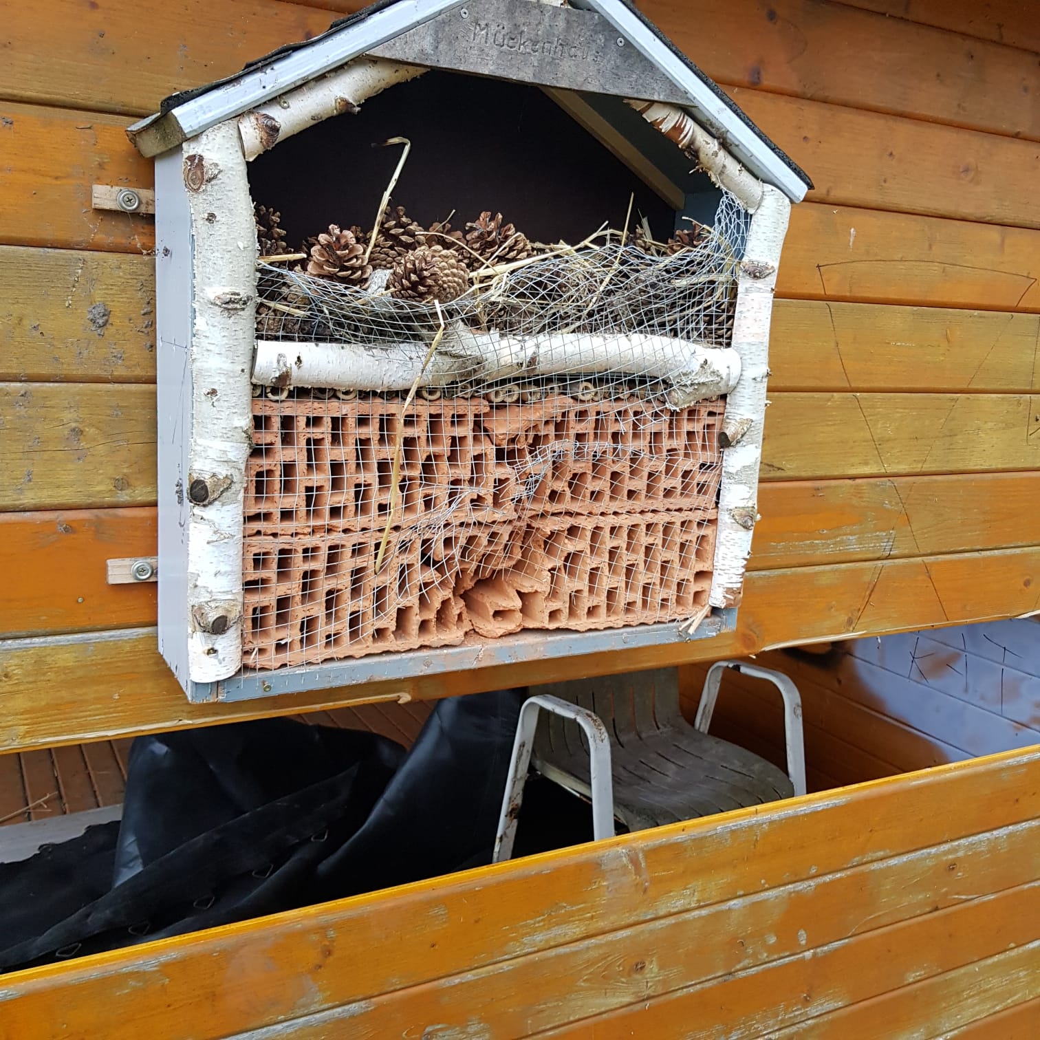 Zerstörtes Insektenhotel