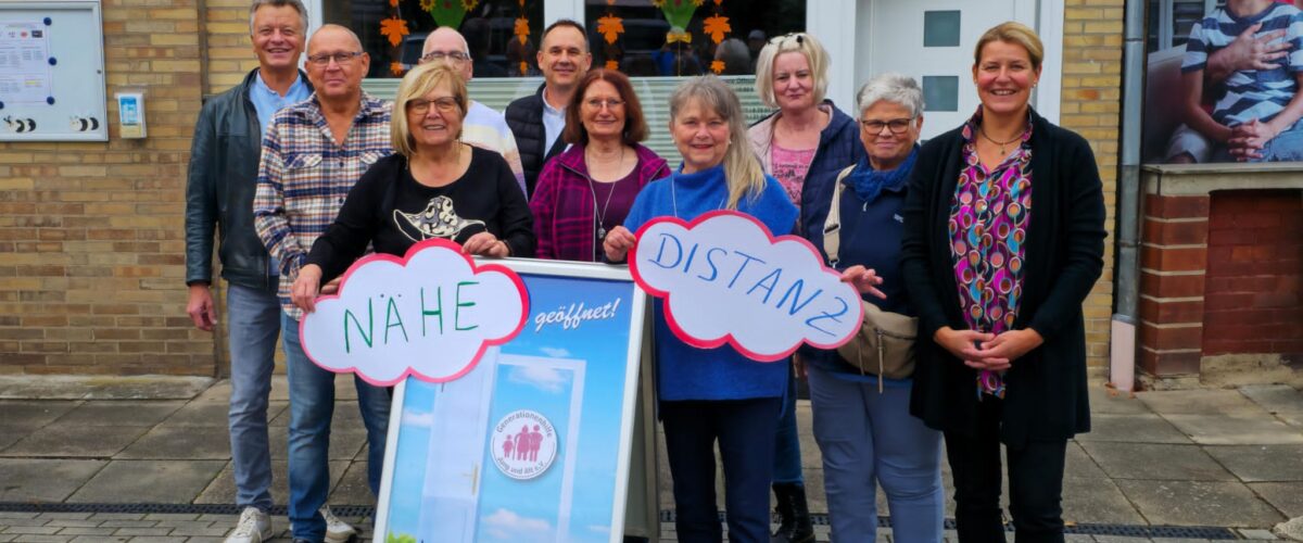 Eine Gruppe von 10 Leute steht vor dem Büro der Generationenhilfe