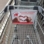 Einkaufswagen mit Werbeschild der Generationenhilfe