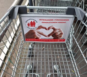 Einkaufswagen mit Werbeschild der Generationenhilfe